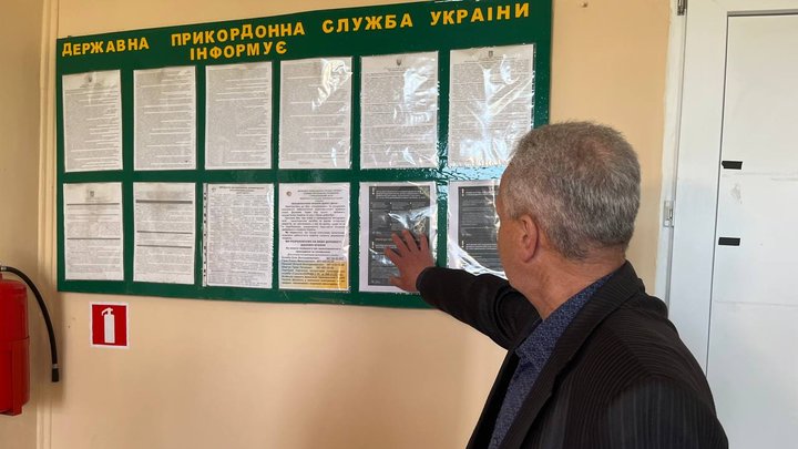 Староста Нагачівського округу Михайло Суровик показує розпорядження від прикордонників