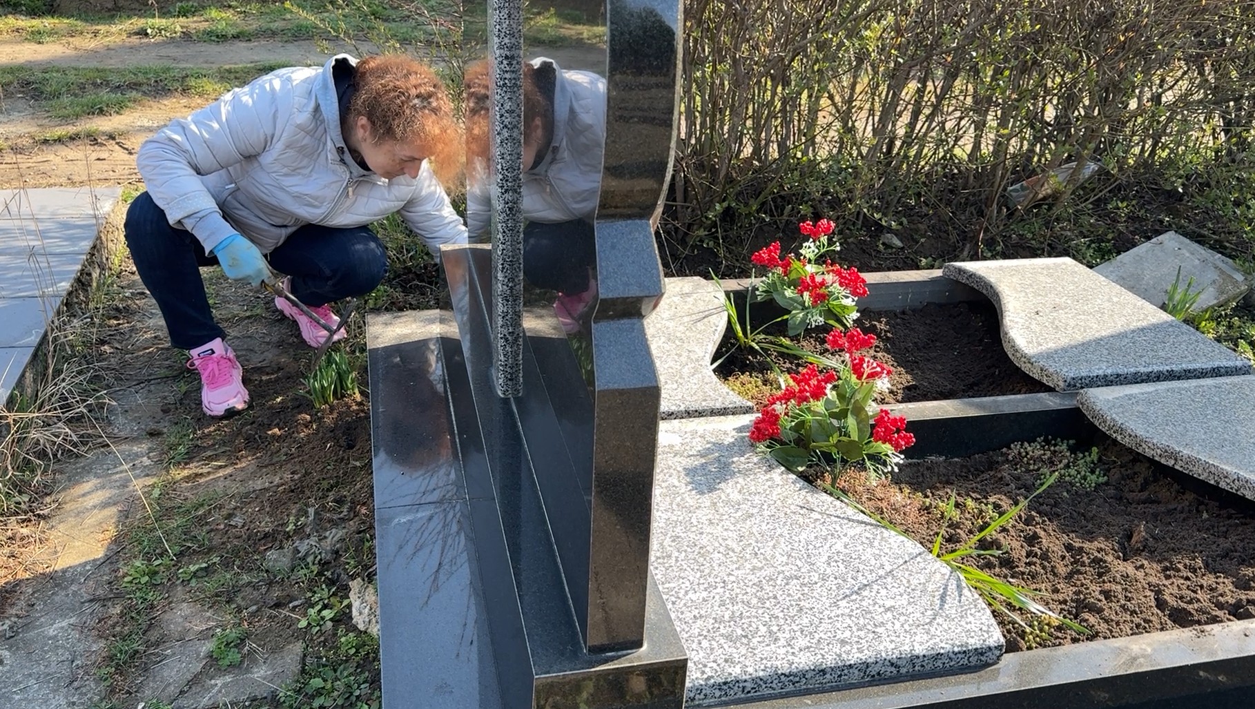 Перед Великоднем та Повідною неділею лучани прибирають на кладовищах