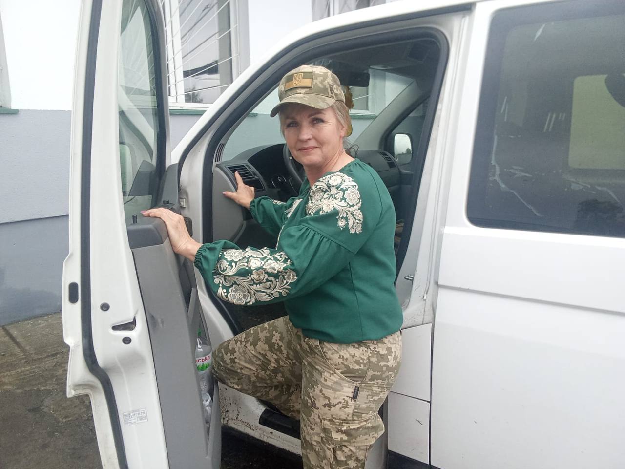 "Найбільше хочеться миру": прикордонниця з Волині пече паску для рідних і колег за рецептом бабусі