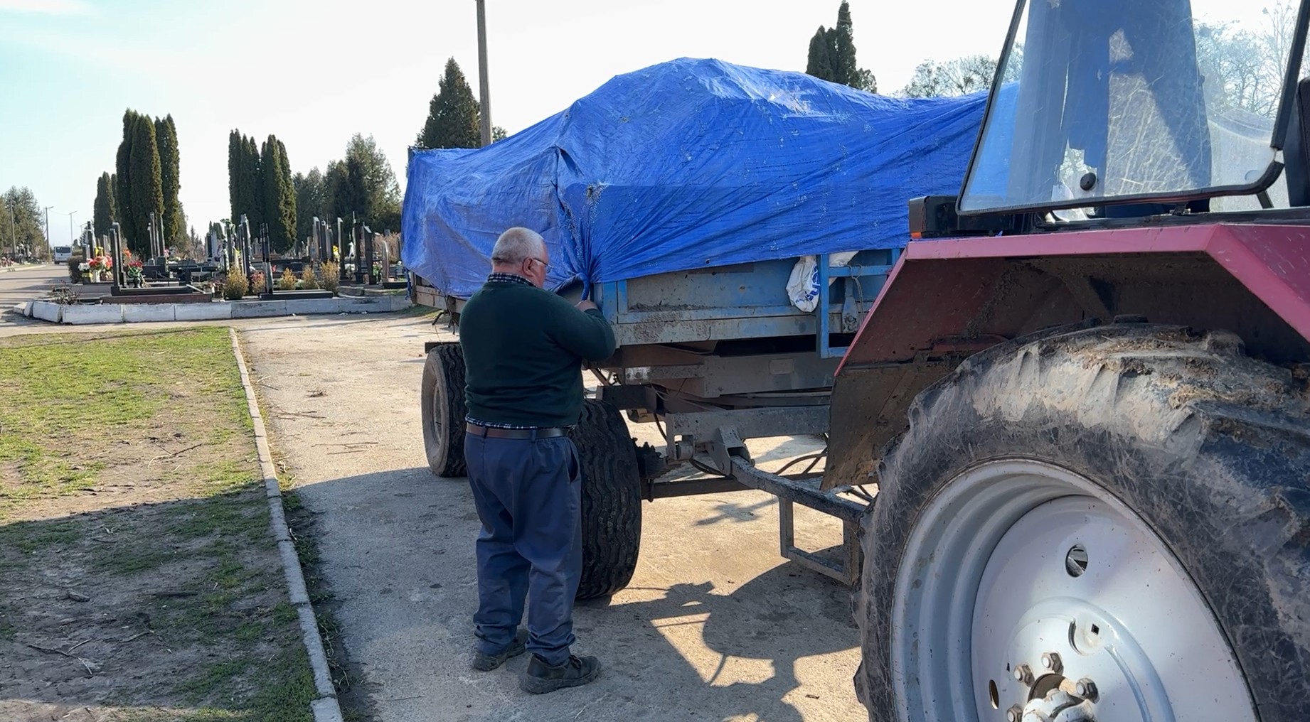 Перед Великоднем та Повідною неділею лучани прибирають на кладовищах