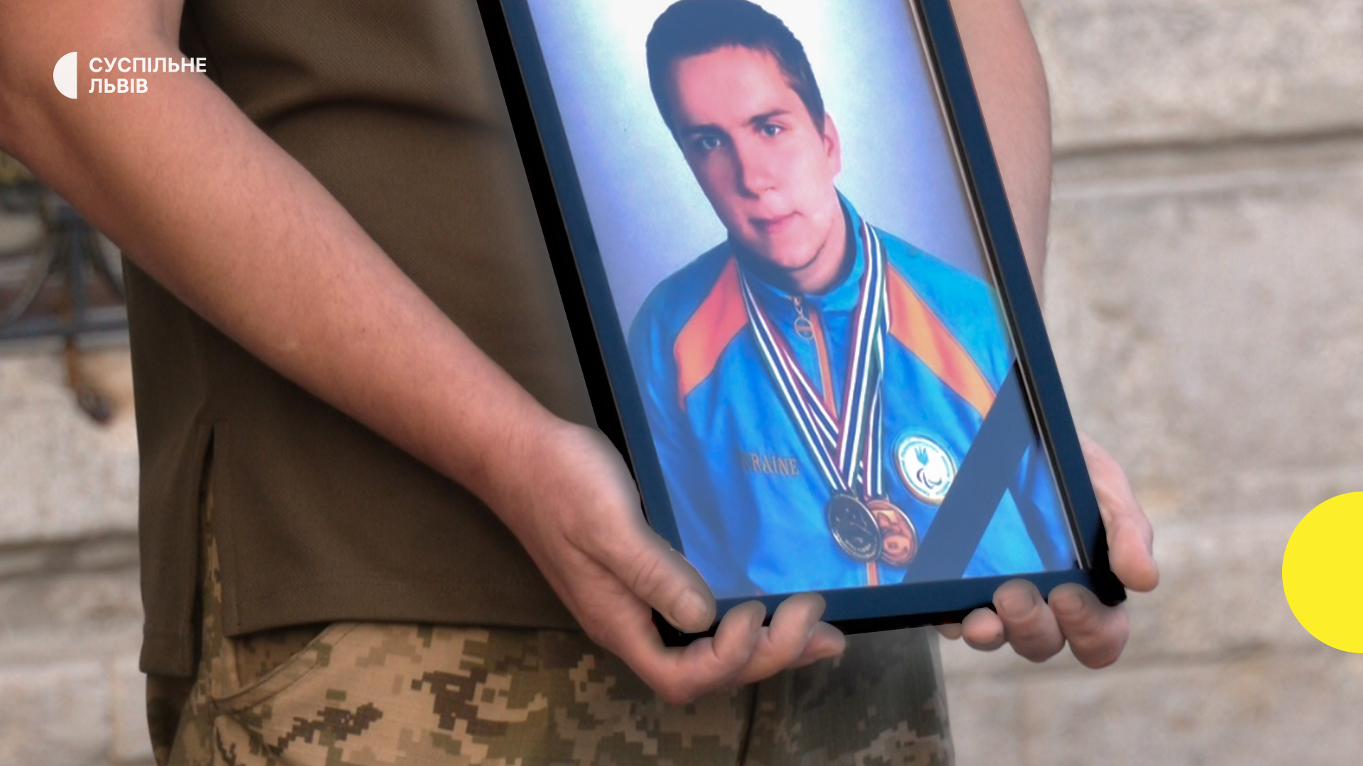 Від паралімпійського п’єдесталу до поля бою: Львів попрощався з чемпіоном світу та воїном-добровольцем Антоном Стабровським