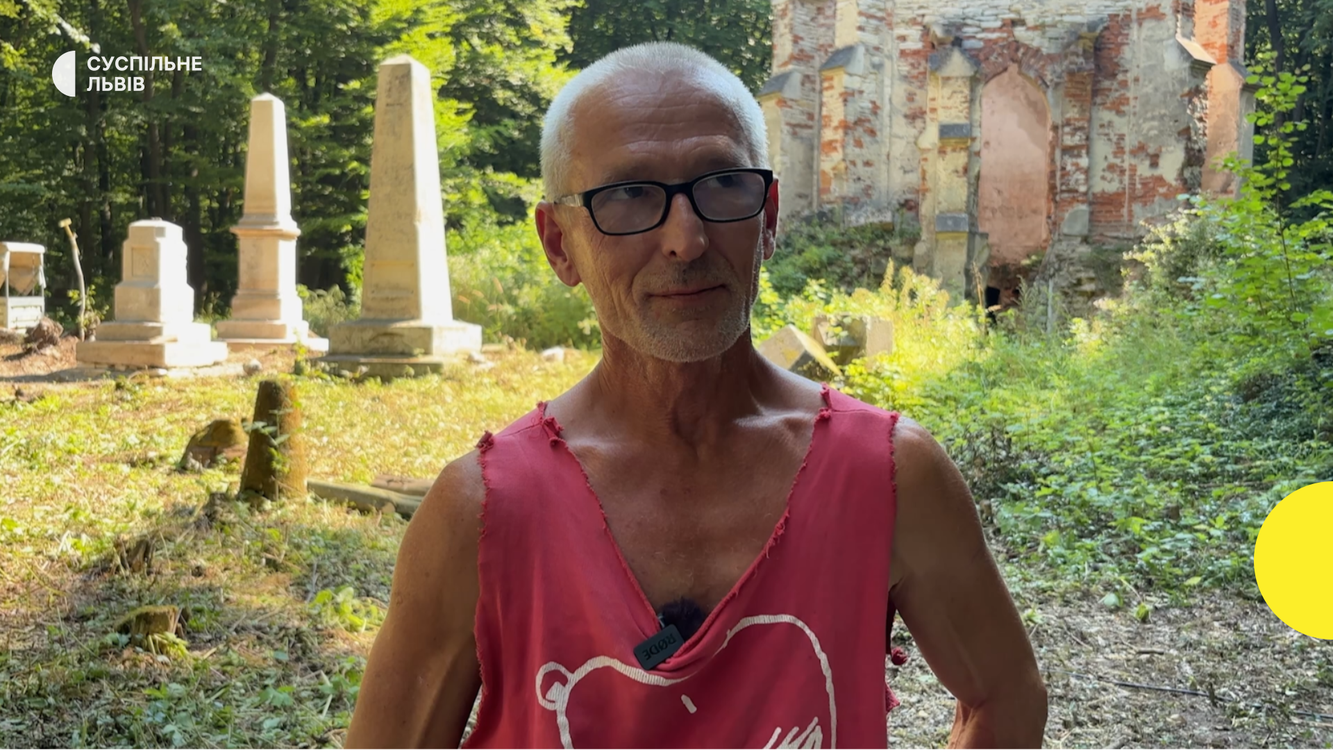 Польський волонтер Шимон Моджеєвський 40 років рятує забуті надгробки — і в Польщі, і в Україні