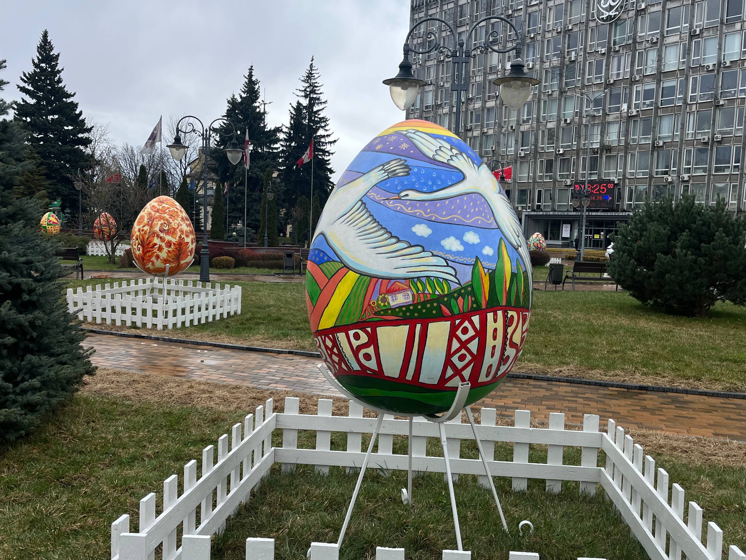 У Вінниці встановили велетенські писанки У Вінниці встановили велетенські писанки