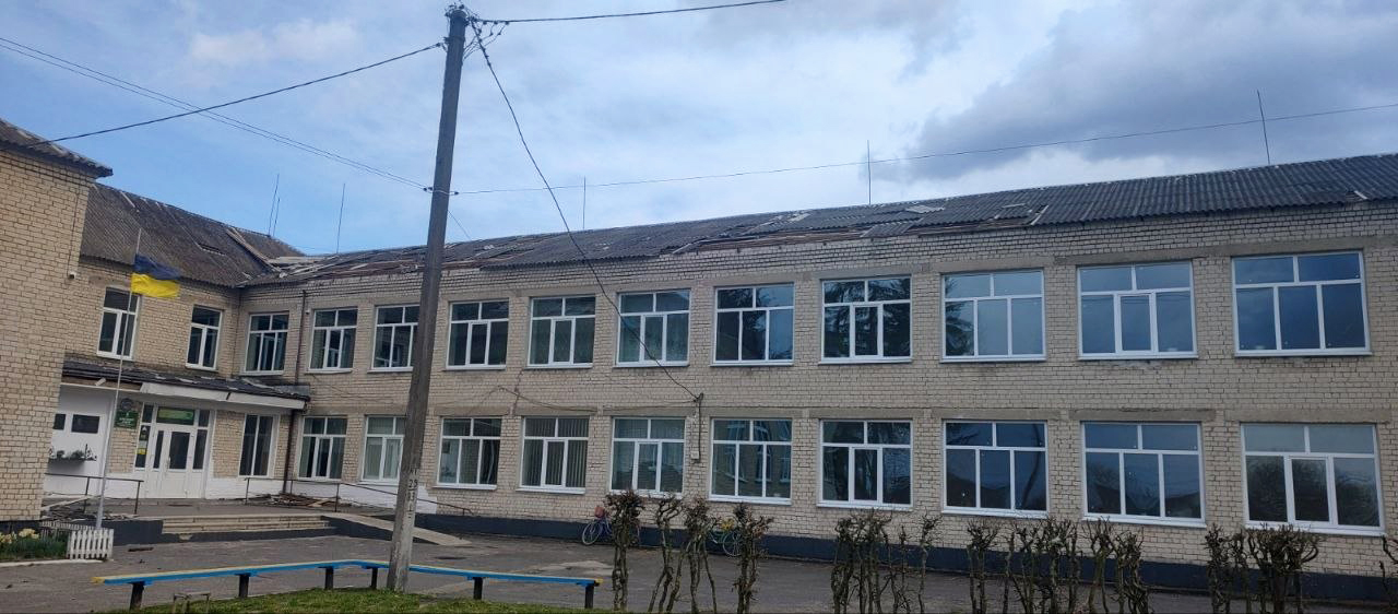 Буревій на Волині зірвав дах ліцею і викорчував дерево