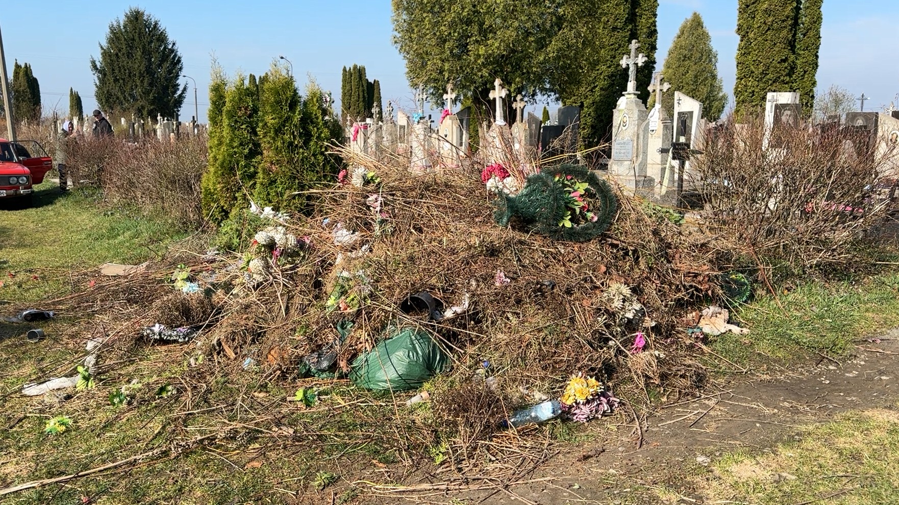 Перед Великоднем та Повідною неділею лучани прибирають на кладовищах