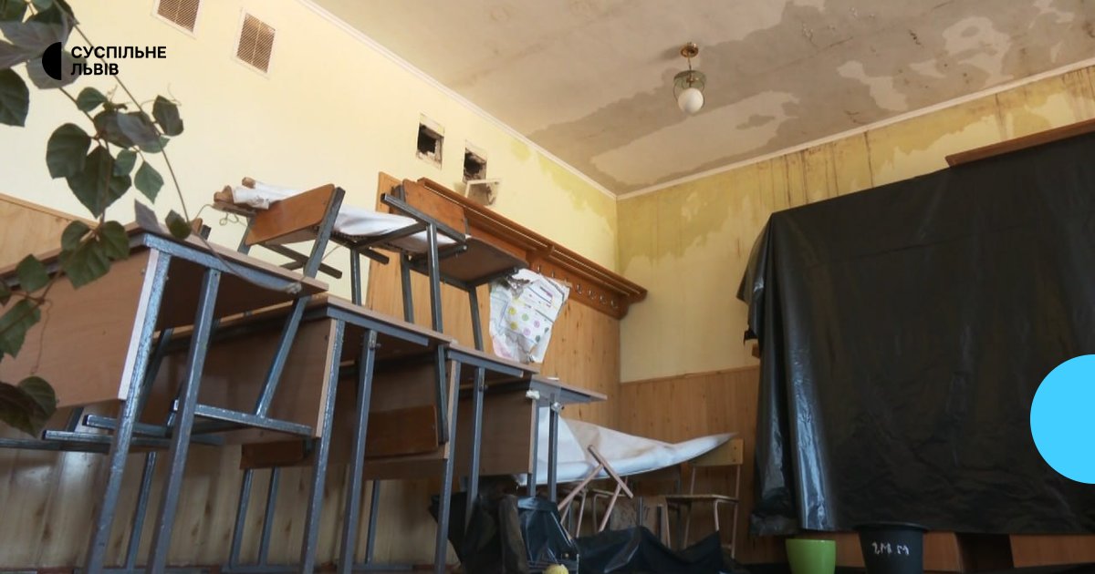 Школа на Львівщині перейшла на дистанційне навчання через протікання даху: ремонт триває з липня
