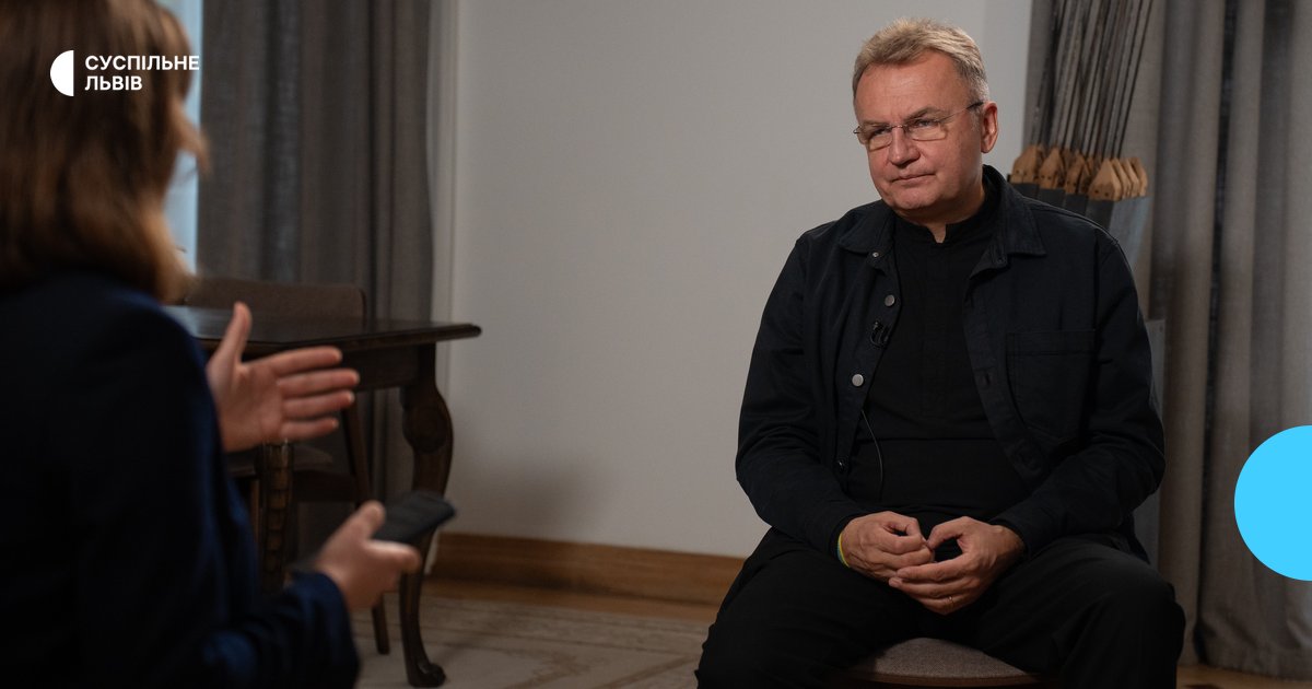 Рік мовчання: Садовий розповів, як шукають винних у прослушці його кабінету та авто, і порівняв роботу мера з “життям в акваріумі”
