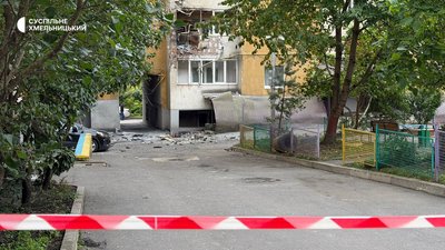 Територію поблизу будинку обгородили задля безпеки місцевих жителів Територію поблизу будинку обгородили задля безпеки місцевих жителів