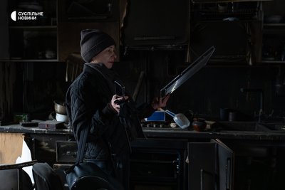 Олена, дружина Сергія, забирає речі, які цінні не через їхню вартість, а через памʼять про місця і людей, звідки приходили ці речі. Херсон, 29 жовтня 2026 року Олена, дружина Сергія, забирає речі, які цінні не через їхню вартість, а через памʼять про місця і людей, звідки приходили ці речі. Херсон, 29 жовтня 2026 року