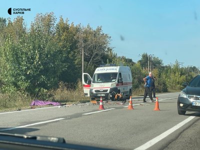 Авто швидкої та загиблий мотоцикліст у Таранівці Авто швидкої та загиблий мотоцикліст у Таранівці