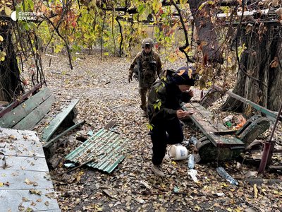 Вулиці в оптоволокні та руїни. Фоторепортаж із Білозерського на Донеччині