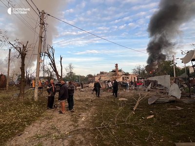 Наслідки ракетної атаки на Кременчук на Полтавщині: фоторепортаж Наслідки ракетної атаки на Кременчук на Полтавщині: фоторепортаж