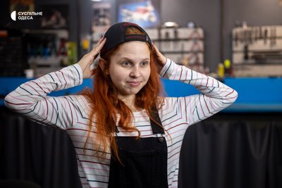 «Що значить — не розбереться?»: як подружжя з Одеси проводить курси автомеханіки для жінок