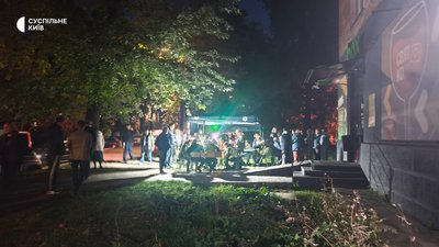 «Ми вже нікуди не переїжджаємо»: як російська атака пошкодила будинок у Солом’янському районі Києва «Ми вже нікуди не переїжджаємо»: як російська атака пошкодила будинок у Солом’янському районі Києва