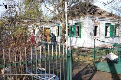 Удар КАБом по будинках у передмісті Дніпра: фоторепортаж з місця події Удар КАБом по будинках у передмісті Дніпра: фоторепортаж з місця події