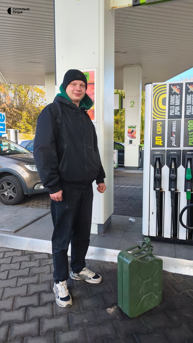 Черги з каністрами та бочками: що відбувається на заправках Луцька після атак БпЛА й знеструмлення Черги з каністрами та бочками: що відбувається на заправках Луцька після атак БпЛА й знеструмлення