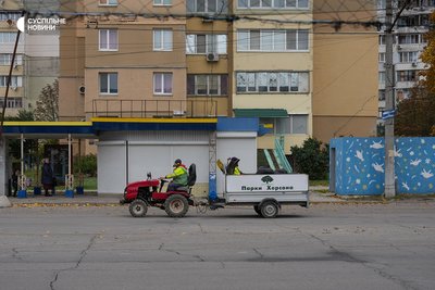 Комунальники прибирають листя у Таврійському мікрорайоні Херсона, де через режим тиші не літають дрони і не обстрілює артилерія, 27 жовтня 2026 року Комунальники прибирають листя у Таврійському мікрорайоні Херсона, де через режим тиші не літають дрони і не обстрілює артилерія, 27 жовтня 2026 року