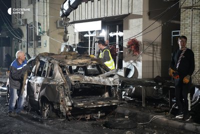 Згоріла автівка після влучання ракети РФ в продовольчий магазин в Пісочині Згоріла автівка після влучання ракети РФ в продовольчий магазин в Пісочині
