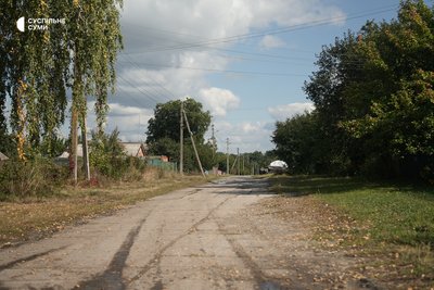 “Корів добре пасти, коли дрони не дзижчать”: як виживають під ударами КАБів дві сусідки у прикордонній Чернеччині “Корів добре пасти, коли дрони не дзижчать”: як виживають під ударами КАБів дві сусідки у прикордонній Чернеччині