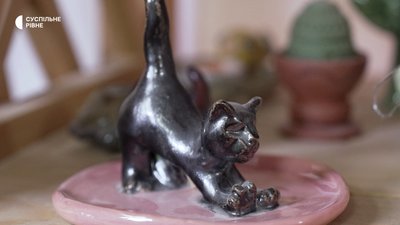 «Усі люблять котів»: глиняні свищики ліпить кераміст із Рівного «Усі люблять котів»: глиняні свищики ліпить кераміст із Рівного