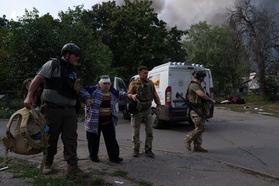 Цю жінку волонтери раніше вивезли з Дружківки. Вона чекала на автобус з Краматорська в евакуаційному центрі, де отримала поранення під час авіаудару. Донеччина, 20 вересня 2026 року Цю жінку волонтери раніше вивезли з Дружківки. Вона чекала на автобус з Краматорська в евакуаційному центрі, де отримала поранення під час авіаудару. Донеччина, 20 вересня 2026 року