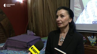 Вишиту книгу поета Максима Кривцова презентували у Рівному Вишиту книгу поета Максима Кривцова презентували у Рівному