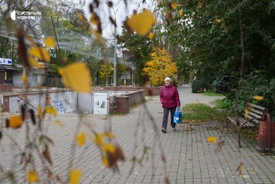 Жінка йде вулицею в Центральному районі, не ховаючись від дронів чи авіаударів, які припинились на період тиші у регіоні. Херсон, 27 жовтня 2026 року Жінка йде вулицею в Центральному районі, не ховаючись від дронів чи авіаударів, які припинились на період тиші у регіоні. Херсон, 27 жовтня 2026 року