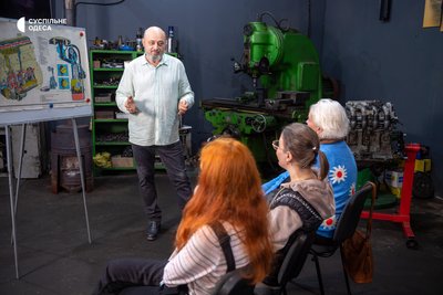 «Що значить — не розбереться?»: як подружжя з Одеси проводить курси автомеханіки для жінок