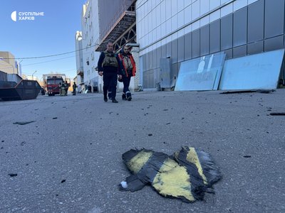 Наслідки російського удару по торговельному центру в Київському районі Харкова Наслідки російського удару по торговельному центру в Київському районі Харкова