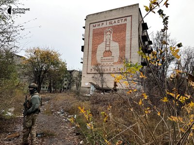 Вулиці в оптоволокні та руїни. Фоторепортаж із Білозерського на Донеччині