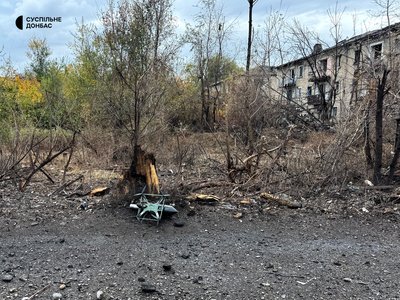 Вулиці в оптоволокні та руїни. Фоторепортаж із Білозерського на Донеччині