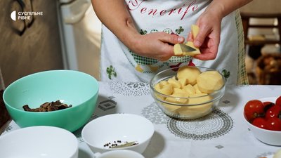 Без буряка та капусти: як на Поліссі готують традиційний борщ із грибами, пшоном і помідорами Без буряка та капусти: як на Поліссі готують традиційний борщ із грибами, пшоном і помідорами