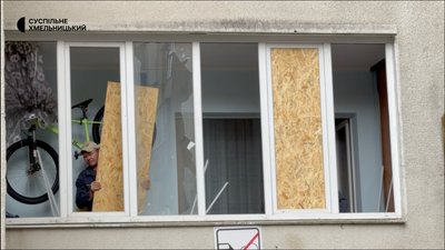Комунальники заробляють вибиті вікна Комунальники заробляють вибиті вікна