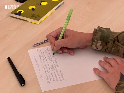 Як писали Радіодиктант національної єдності у бригаді, де служив автор тексту Артур Дронь (фото) Як писали Радіодиктант національної єдності у бригаді, де служив автор тексту Артур Дронь (фото)