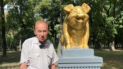 Понад чверть століття в парку: хто і навіщо створив пам'ятник свині, який став туристичною візитівкою Ромен Понад чверть століття в парку: хто і навіщо створив пам'ятник свині, який став туристичною візитівкою Ромен