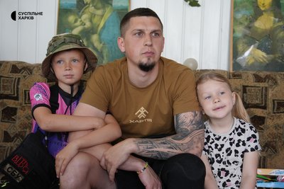 Військовий «Террі», його син та донька Військовий «Террі», його син та донька