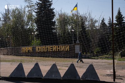 Чоловік проходить під антидроновими сітками біля парку Ювілейний у Краматорську. Донеччина, вересень 2026 року Чоловік проходить під антидроновими сітками біля парку Ювілейний у Краматорську. Донеччина, вересень 2026 року