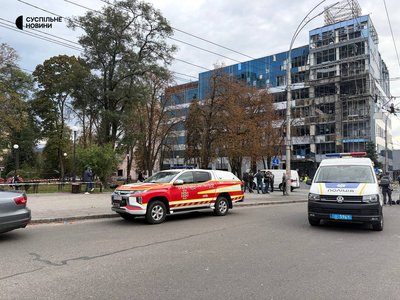 «Я не знаю, як я вижила, бо біля мене лежав труп»: у Києві російський дрон поцілив у бізнес-центр, загинули люди «Я не знаю, як я вижила, бо біля мене лежав труп»: у Києві російський дрон поцілив у бізнес-центр, загинули люди