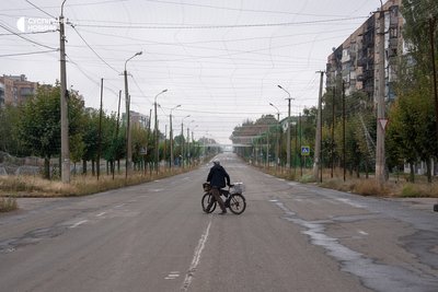 Чоловік котить велосипед порожньою вулицею в житловому районі Краматорська. Донеччина, вересень 2026 року Чоловік котить велосипед порожньою вулицею в житловому районі Краматорська. Донеччина, вересень 2026 року