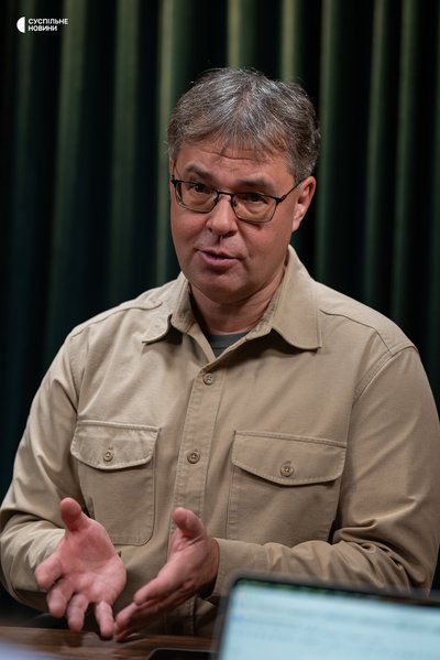 Директор «Центру досліджень енергетики» Олександр Харченко під час інтервʼю Суспільному, Київ, 13 жовтня 2026 року Директор «Центру досліджень енергетики» Олександр Харченко під час інтервʼю Суспільному, Київ, 13 жовтня 2026 року