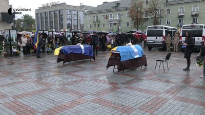 Із військовими Миколою Макаровим та Василем Бесарабчиком попрощалися у Рівному Із військовими Миколою Макаровим та Василем Бесарабчиком попрощалися у Рівному