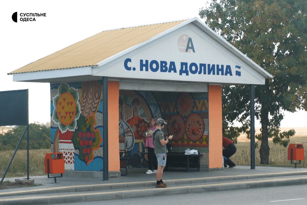 На Одещині дві художниці відновлюють старі мозаїчні зупинки: втрачені зображення відтворюють фарбами