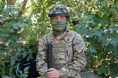 Працюють на дорогах і в «червоних зонах»: як морпіхи встановлюють антидронові сітки на Херсонщині Працюють на дорогах і в «червоних зонах»: як морпіхи встановлюють антидронові сітки на Херсонщині