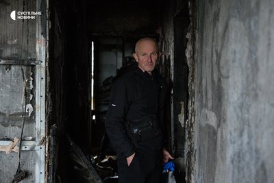 Сергій у своїй вигорілій квартирі в Херсоні, 29 жовтня 2026 року. Чоловік вже не сподівався потрапити додому ближчим часом, але з дружиною вирішили приїхати зі Львова, коли дізнались про режим тиші Сергій у своїй вигорілій квартирі в Херсоні, 29 жовтня 2026 року. Чоловік вже не сподівався потрапити додому ближчим часом, але з дружиною вирішили приїхати зі Львова, коли дізнались про режим тиші