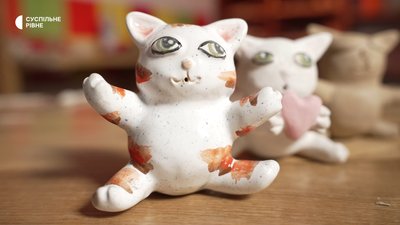 «Усі люблять котів»: глиняні свищики ліпить кераміст із Рівного «Усі люблять котів»: глиняні свищики ліпить кераміст із Рівного