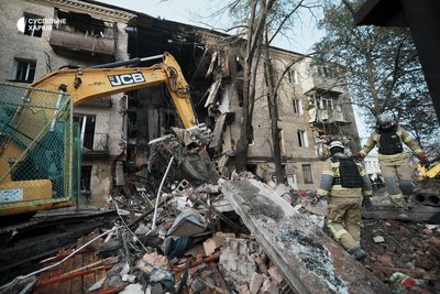 Рятувальники розбирають завали зруйнованого багатоквартирного будинку у Холодногірському районі Харкова Рятувальники розбирають завали зруйнованого багатоквартирного будинку у Холодногірському районі Харкова