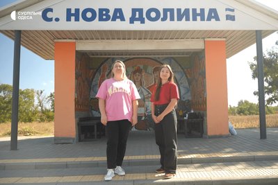 На Одещині дві художниці відновлюють старі мозаїчні зупинки: втрачені зображення відтворюють фарбами