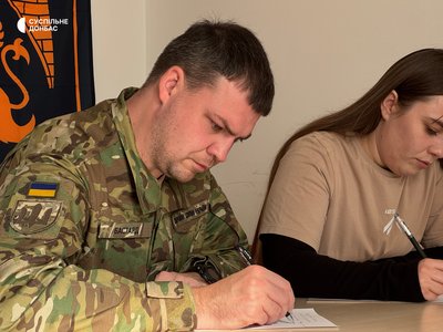Як писали Радіодиктант національної єдності у бригаді, де служив автор тексту Артур Дронь (фото) Як писали Радіодиктант національної єдності у бригаді, де служив автор тексту Артур Дронь (фото)