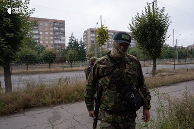Військовий 46-ї аеромобільної бригади Десантно-штурмових військ із позивним «Італія» патрулює одну з вулиць Краматорська. Донеччина, вересень 2026 року Військовий 46-ї аеромобільної бригади Десантно-штурмових військ із позивним «Італія» патрулює одну з вулиць Краматорська. Донеччина, вересень 2026 року