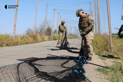 Працюють на дорогах і в «червоних зонах»: як морпіхи встановлюють антидронові сітки на Херсонщині Працюють на дорогах і в «червоних зонах»: як морпіхи встановлюють антидронові сітки на Херсонщині